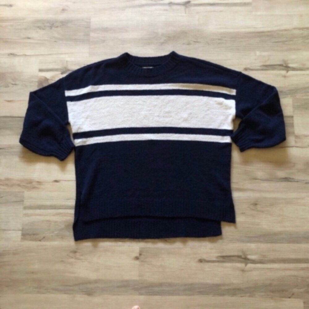 MASSIVE $10 SALE American Eagle Outfitters Navy and Cream Crewneck Sweater